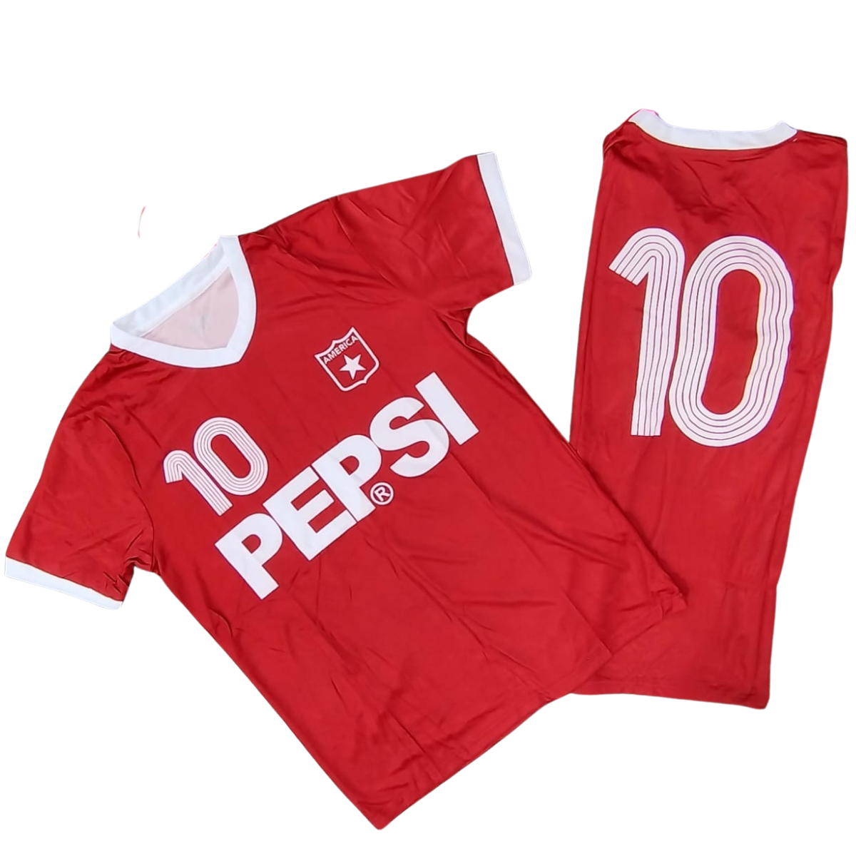 Camisetas del América de Cali Retro Hombre. Las camisetas del América de Cali retro para hombre son una pieza icónica para los fanáticos del fútbol y, especialmente, de uno de los clubes más grandes de Colombia. Estos jerseys no solo representan la historia del equipo, sino también el orgullo y la pasión que han acompañado a la afición durante décadas. Si estás buscando una camiseta que evoque los momentos más gloriosos del América de Cali, aquí en Onlineshoppingcenterg te ofrecemos una amplia selección de camisetas retro que combinan estilo, calidad y sentimiento.  ¿Por qué comprar camisetas del América de Cali retro hombre? Las camisetas retro tienen un encanto especial, pues están llenas de historia y recuerdos inolvidables. Los seguidores más fieles del América de Cali buscan estas prendas para recordar épocas gloriosas, títulos inolvidables y momentos únicos. Pero más allá de su valor sentimental, las camisetas del América de Cali retro para hombre también destacan por su estilo único y su estética clásica.  Diseño clásico y autenticidad Las camisetas del América de Cali retro hombre están diseñadas para evocar los uniformes más emblemáticos de la historia del club. Desde los años dorados en los que el equipo dominaba el fútbol colombiano, hasta los momentos de lucha y resurgimiento, cada diseño tiene un significado especial. Además, estas camisetas son reproducciones fieles de las originales, lo que las convierte en un auténtico tributo al legado del América de Cali.  Calidad y comodidad Aunque estas camisetas están inspiradas en el pasado, cuentan con materiales modernos que aseguran comodidad y durabilidad. En Onlineshoppingcenterg, nos aseguramos de ofrecer camisetas que no solo luzcan bien, sino que también te hagan sentir cómodo. Ya sea para lucir en el estadio o en tu día a día, estas camisetas son una excelente opción para cualquier seguidor del América de Cali.